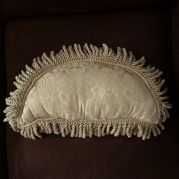 Queens Never Make Bargains (do they?) throw pillow! - Picture 3 of 6